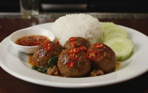 Pad Kra Pao Meatballs MEAL 120g cucumber fishsauce
